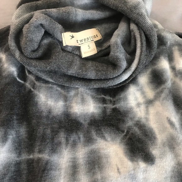 SOLD • unique tie dye turtle neck - Picture 2 of 2